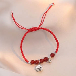 Bracciale intrecciato rosso con perle di agata, ciondolo a zampa di gatto e campanellino