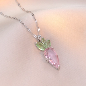Collier avec pendentif carotte en verre rose et feuilles vertes sur une chaîne argent