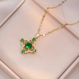 Élégant Collier Pendentif Fleur En Acier Titane Zircon Vert Émeraude Incrusté Bijoux Esthétiques Vintage Pour Femmes