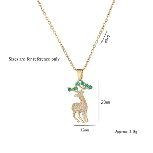 Collier renne doré avec zircons blancs et pierres gemmes vertes sur fond blanc