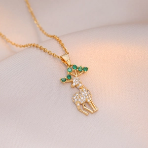 Collier cerf doré élégant avec touches d'émeraude verte et pierres de zircon blanc