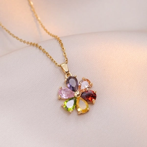 Collana a fiore colorato con zirconi arcobaleno su una catena in acciaio al titanio