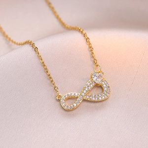 Collier infini doré pour femme avec cristal en cœur et pavé de pierres sur soie rose