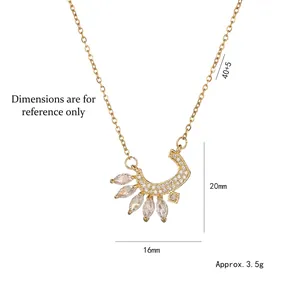 Collier en titane doré avec pendentif lune orné de zircons de taille marquise brillants