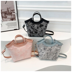 Tre eleganti borse tote in jacquard con ricami floreali e uccelli in nero, rosa e blu