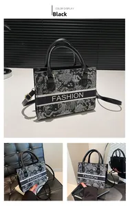 Dettaglio della borsa tote stampata in bianco e nero con manici in pelle e logo Fashion