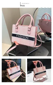 Dettaglio di una borsa tote rosa con trame marmoree e un cinturino fashion decorativo