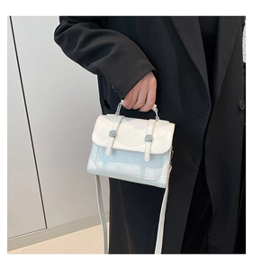 Détail du mini sac carré blanc avec texture brillante et rivets argentés élégants