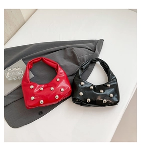 Détails des sacs demi-lune en PU brillant rouge et noir avec rivets argentés
