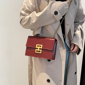 Burgundy shiny leather flap bag with gold chain strap and H-shaped metal buckle lock