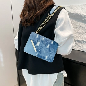 Modische Umhängetasche aus Denim und Leder Patchwork mit Goldkette und Distressed-Textur