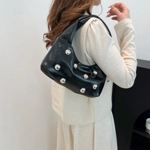 Sac sous le bras en cuir verni noir avec rivets argentés pour un look tendance et chic