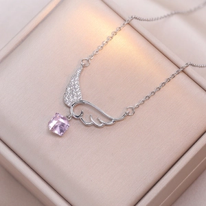 Collier aile d'ange en acier titane avec pendentif gemme rose sur boîte cadeau