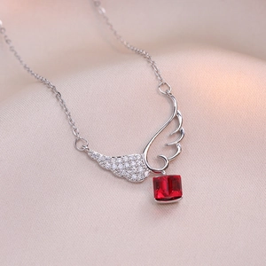 Collier ailes d'ange en argent avec pierre rouge carrée et détails en zircone