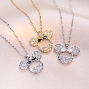 Collier souris étincelant avec cristaux et nœud émaillé sur fond en soie rose