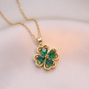 Collier élégant en or avec pendentif trèfle à quatre feuilles et zircons de coeur verts