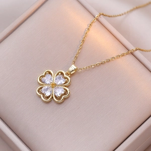 Collier trèfle à quatre feuilles avec zircones en forme de cœur dans un écrin doré