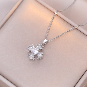 Collier Pendentif Fleur À Quatre Feuilles Rotatif Acier Titane Zircon Bijoux De Fleurs Superposés Scintillants Pour Femmes