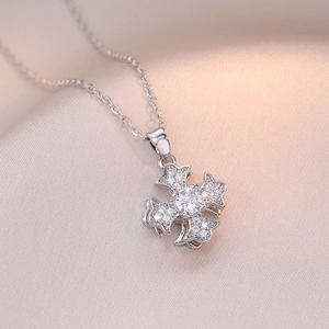 Collier à pendentif fleur tournante à quatre feuilles avec zircons brillants en argent