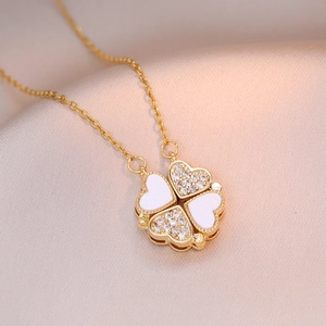 Collier élégant en forme de trèfle à quatre cœurs dorés sur fond de soie champagne