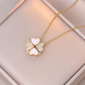 Collier trèfle doré avec cœurs en émail blanc et cristaux de zircone cubique brillants