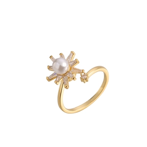 Anello regolabile placcato oro con perla bianca e zirconi a forma di girasole
