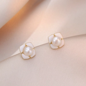 Eleganti Orecchini a Bottone a Forma di Fiore di Camelia Francese per Donna Rame Intarsiato Strass Perla d'Acqua Dolce