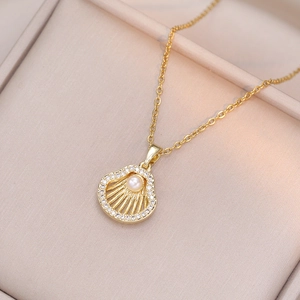 Detailansicht einer goldenen Muschelkette mit Mikro-Zirkonia und einer runden Süßwasserperle