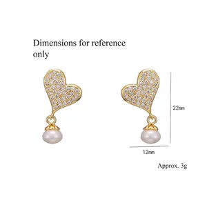 Eleganti orecchini a cuore dorati con perle bianche e pavé di zirconi scintillanti