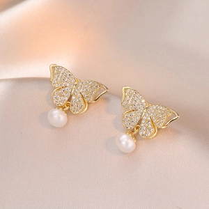 Boucles d'oreilles papillon dorées avec zircons et perles d'eau douce blanches pendantes