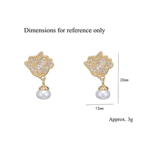 Boucles d'oreilles élégantes en or avec perles et zircons, incluant les dimensions précises
