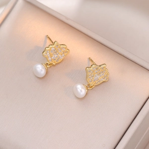 Boucles d'oreilles élégantes en perles et argent S925 avec pétales de zircon rose