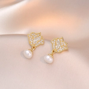 Boucles d'oreilles tulipes élégantes avec zircone et perles d'eau douce
