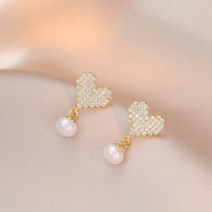 Elegant S925 silver heart earrings with freshwater pearls and pavé zircon stones