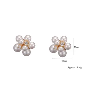 Boucles d'oreilles fleur en perles blanches élégantes avec plaqué or et cristaux, 15 mm