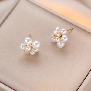 Élégantes boucles d'oreilles fleurs dorées avec grappe de perles blanches et zircon