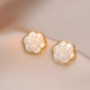 Kamelienblüten Ohrstecker Kupfer Vergoldet Elegant Vintage Weiß Harz Blütenblätter Für Damen Alltagsschmuck