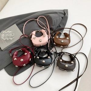 Mini Sac à Épaule Croissant pour Femmes en Cuir PU Demi-Lune Sac Bandoulière Avec Rivets Argentés Sac à Main de Mode Niche