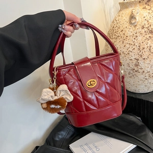 Sac Seau Matelassé Losange à la Mode pour Femme Sac Bandoulière en Cuir PU Avec Serrure Rotative Dorée Sac à Main et Bandoulière Réglable