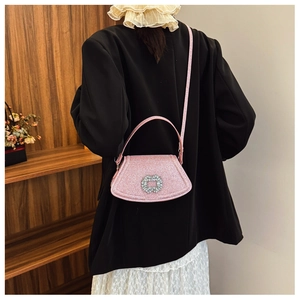 Gros plan du sac à main rose pailleté avec boucle carrée en strass brillant sur l'épaule