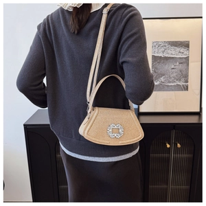 Détail du sac à main doré champagne avec boucle carrée en strass scintillants et bandoulière
