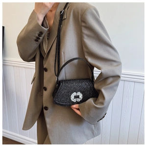 Détail du sac sous le bras à paillettes noires avec boucle rectangulaire en cristal