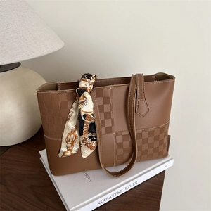 Borsa tote in pelle marrone scuro con motivo a scacchi, cuciture bianche e sciarpa di seta