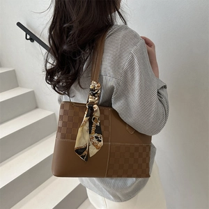 Vintage braune Tragetasche aus Leder mit Karomuster und dekorativem Seidenschal