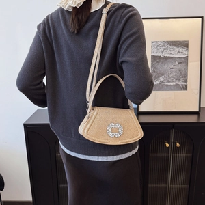 Sac bandoulière trapèze doré en paille avec boucle en cristal et fine bandoulière élégante