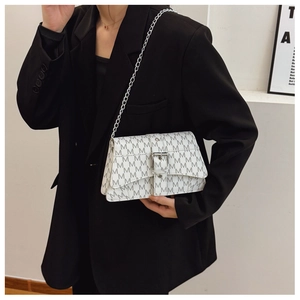 Dettaglio borsa a tracolla bianca con motivo monogramma grigio e tracolla a catena argento