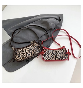 Detailansicht der Leopardenmuster-Taschen mit roten und braunen Kanten und Schleifen
