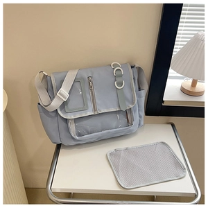 Vue détaillée d'un sac messager bleu clair avec fenêtre transparente et pochette