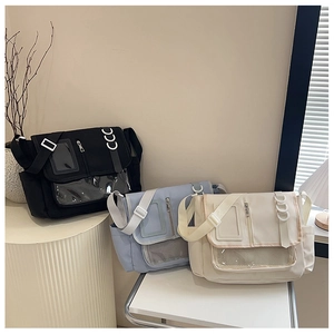 Vue détaillée de sacs de messager style japonais en noir, bleu clair et beige