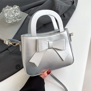 Borsa argento con fiocco e finitura metallica per un elegante stile a tracolla